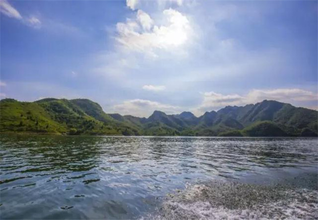 阳光普照下的易水湖水天一色,青山绿水船儿飘荡